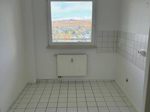 Beispielhaftes Bild der Küche mit weißem Fliesenspiegel, weißen Bodenfliesen und weiß angelegten Wänden - 