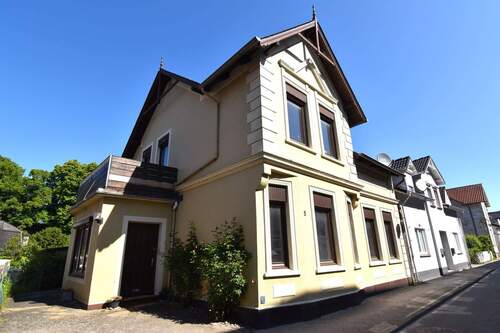 Hausfront - 7 Zimmer Einfamilienhaus in Uetersen