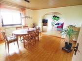 Esszimmer mit Blick ins Wohnzimmer - 