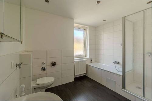 Badezimmer - Renovierte 2-Zimmer- Wohnung mit Balkon und neuem Badezimmer, sofort bezugsfrei