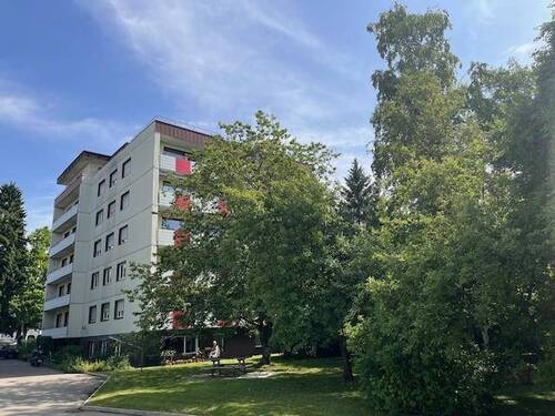 Parkähnliches Gartengrundstück - Wohnen -Nähe Stadtzentrum. Helle 3 -Zimmer -Wohnung .Lift. EBK. Garage. Balkon . Sofort frei!!!!