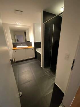 Bad mit Wanne und Dusche - 