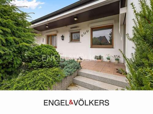 Titel mit Logo - Ihr neues Zuhause: Bungalow mit Wohlfühlgarten und Kamin