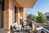 Balkon mit Einrichtungsbeispiel - Attraktiver Neubau-Erstbezug: 3-Zimmer-Wohnung im 1. OG