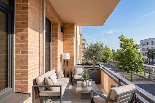 Balkon mit Einrichtungsbeispiel - Attraktiver Neubau-Erstbezug: 3-Zimmer-Wohnung im 1. OG