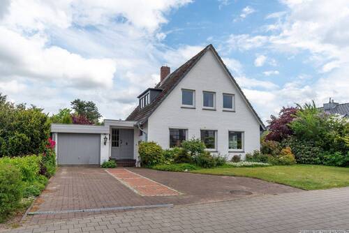 Hausansicht vorne - 5 Zimmer Einfamilienhaus zum Kaufen in Neumünster