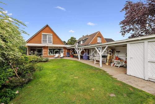 Garten mit Blick auf das Haus - 