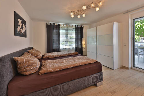Schlafzimmer 1 mit separtem Balkon und Boxspringbett.jpg - 