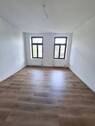 geräumiges Wohnzimmer - 