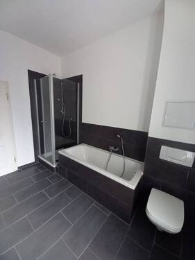 Wanne und Dusche - 3 Zimmer Etagenwohnung zur Miete in Chemnitz