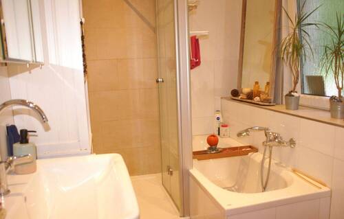 Bad mit Wanne und Dusche - 