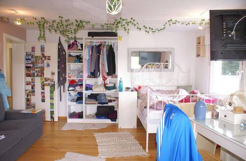 Kinderzimmer mit Ausgang auf überdachten Balkon - 