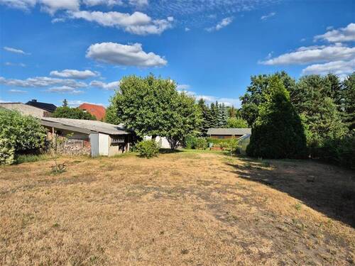 Blick von der Einfahrt - 'Seltene Erde' am Rand von Beeskow