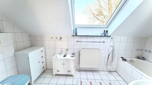 Helles Badezimmer mit Dachfenster - Etagenwohnung mit 93,50 m&sup2; in Bippen OT Vechtel zur Miete