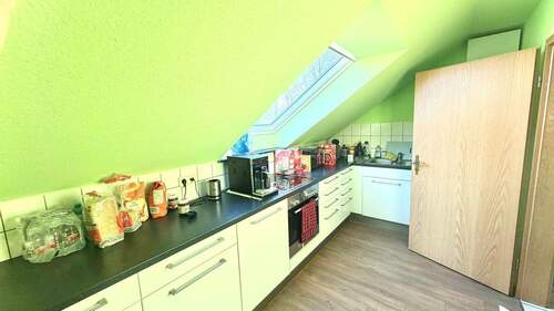 Moderne Küche mit Dachschräge - 