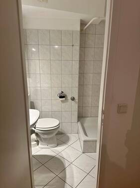 Duschbad Ansicht 1 - Gepflegte 2 Zimmer EG-Wohnung mit Balkon, in ruhiger Lage in Wersten!