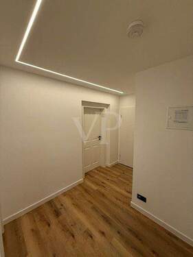 Flur mit modernem Beleuchtungskonzept - 