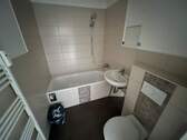 Badezimmer mit Wanne und Handtuchheizkörper - 2 Zimmer Etagenwohnung in Chemnitz