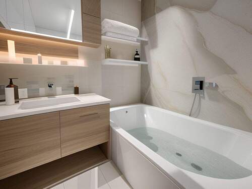 Badezimmer mit Wanne - 