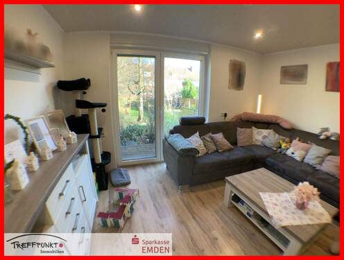 Wohnzimmer mit Zugang zur Terrasse und Garten - 