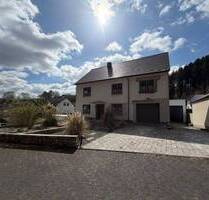 Renoviertes Einfamilienhaus mit Nebengebäuden am Waldrand von Trassem