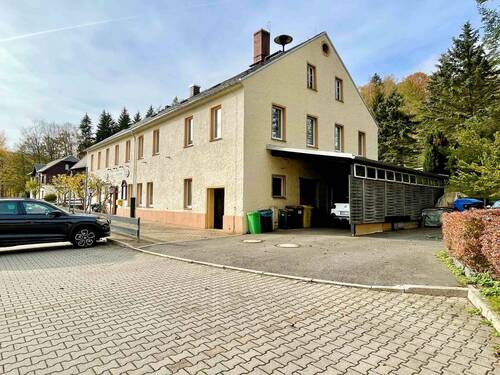 Giebelseite mit Carport - 