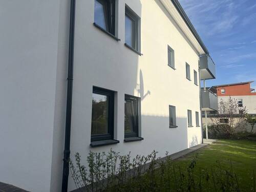 Außenansicht seite - Etagenwohnung mit 87,00 m&sup2; in Lage zur Miete