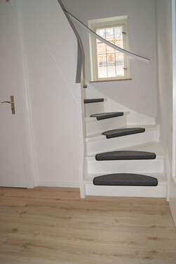 Diele mit Treppe zur OG - 