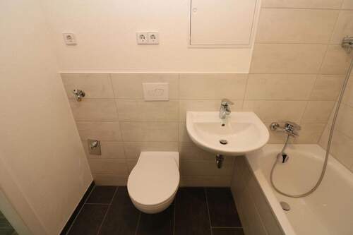 Bad mit Wanne - Etagenwohnung mit 68,30 m&sup2; in Freiberg zur Miete