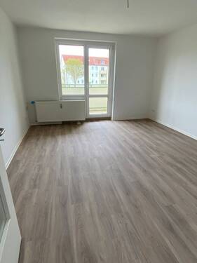 Wohnzimmer mit Zugang zum Balkon.jpeg - 