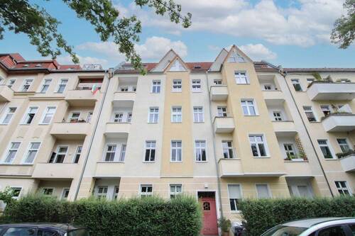 Titelbild - Vermietete 5-Zimmer-ETW mit Balkon und Gartenblick - zentral, natur- und wassernah