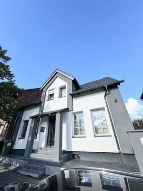 Hausansicht - Traumhaftes Einfamilienhaus auf 2 Etagen und großer Terrasse