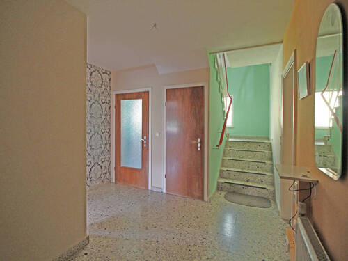 Flur mit Treppenanlage - 