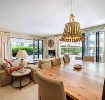 Preis gesenkt! Exklusive 3-Zi.-Wohnung mit 4 Bädern, Terrassen, Gärten, SPA & Pool in Sotogrande