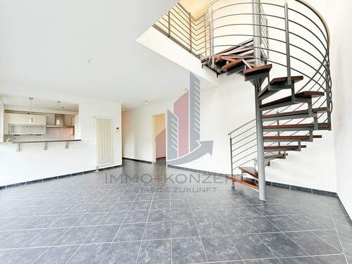 und dem Treppenaufgang nach oben - 