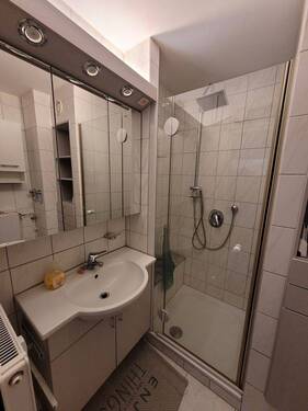 Dusche und Waschbecken - 