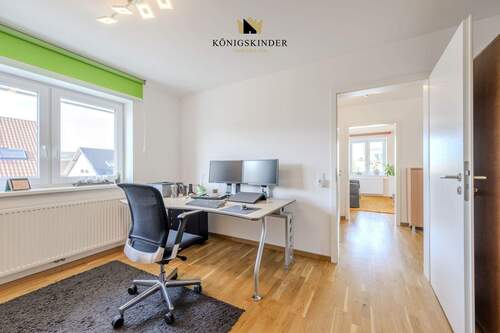 Charmantes Zimmer mit Verbindung zum zusätzlichen Stauraum oder Studio im Dachspitz. - 