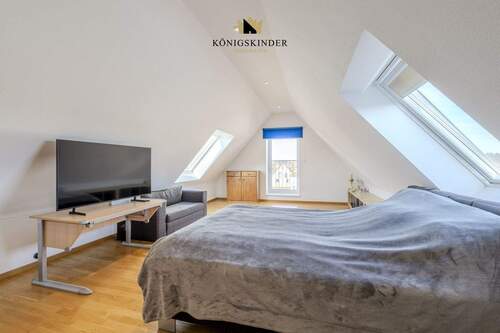 Hier oben fühlt man sich frei: ein heller Studioraum voller Möglichkeiten. - 