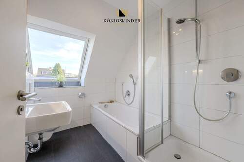 Modernes Tageslichtbad mit Dusche und Wanne – Komfort für jeden Tag. - 