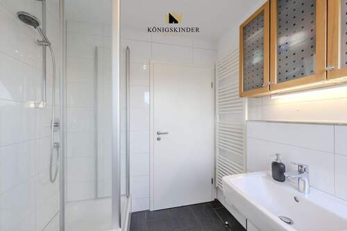 Elegantes Bad mit funktionaler Ausstattung und Wohlfühlatmosphäre. - 