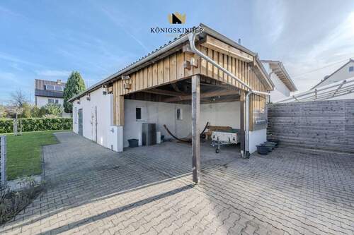 Scheune und Freisitz bieten Raum für Hobby, Lagerung und gesellige Momente. - 