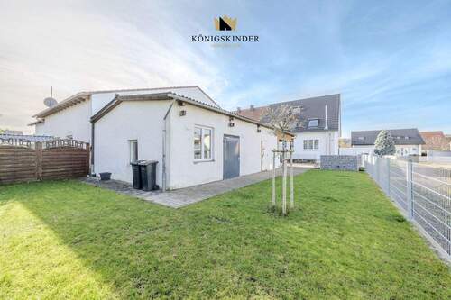 Pflegeleichter Garten mit Wiese und vielseitiger Scheune – perfekt für Familie und Hobbys. - 