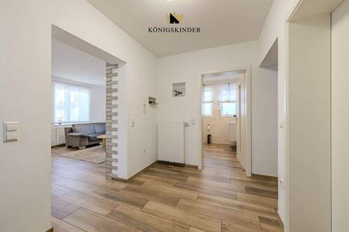 Harmonisch gestalteter Hauseingang – freundlich und modern - 7 Zimmer Doppelhaushälfte zum Kaufen in Riederich