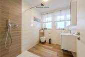 Elegantes EG-Bad mit großzügiger, bodengleicher Dusche. - 