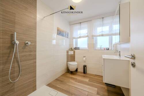 Elegantes EG-Bad mit großzügiger, bodengleicher Dusche. - 