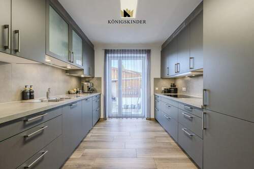 Die besten Partys finden hier statt – in der modernen, offenen Küche mit direktem Gartenzugang. - 