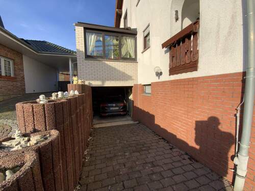 Garagenzufahrt mit darüberliegenden Wintergarten - 