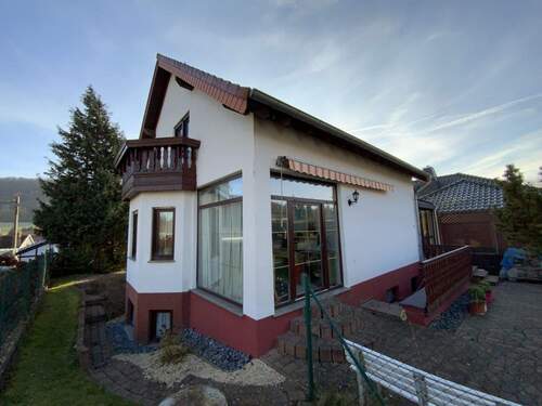 Rückansicht mit Zugang zum Arbeitszimmer und Keller - 