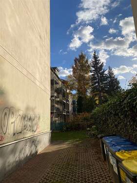 Zugang über Hof zum Eingang - 