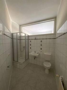 Duschbad mit Oberlicht- für den tageslichteffekt - 